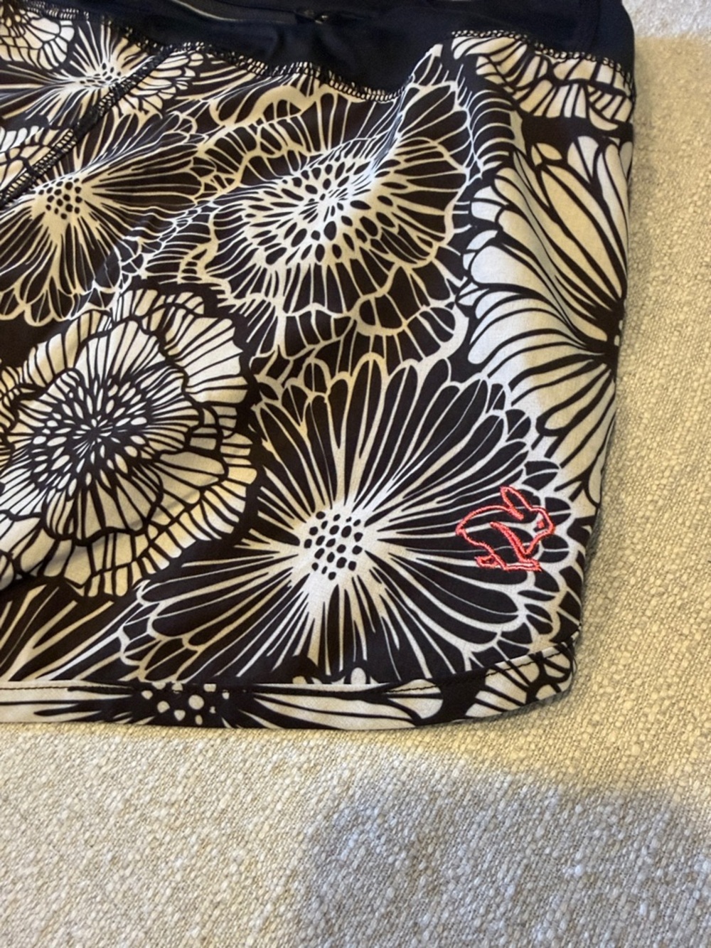 rabbit Hopper 4" Short | Black Floral | Women’s SM - Picture 4 of 6